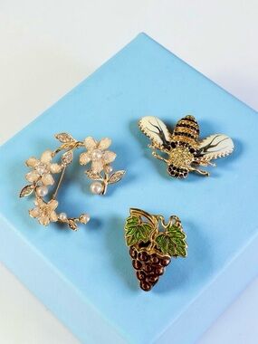 Three Pin Bundle, Bee, Flowers, Grapes